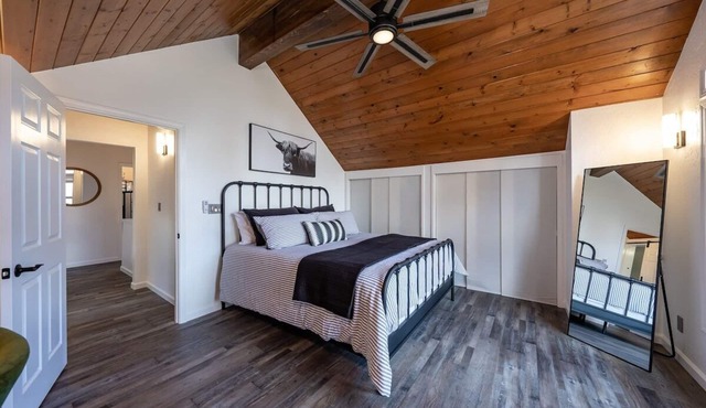 Creekside Cabin *Pup-Friendly with AC*