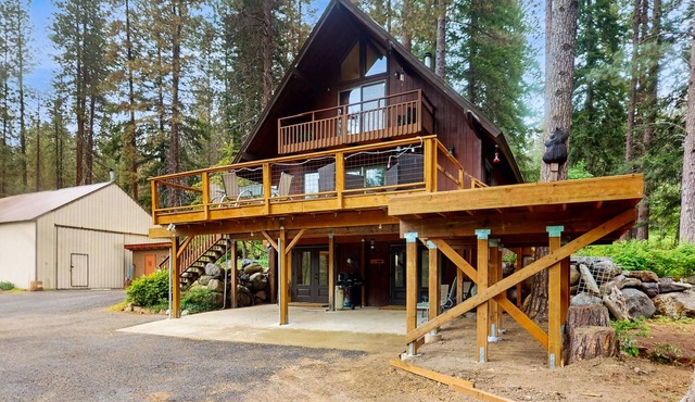 Creekside Cabin Retreat in Peshastin — Nature, Peace & Charm