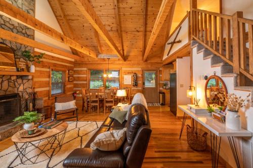 Creekside Cabin - Seven Devils,NC - Pet-Friendly, Close to Skiing & Hiking, and the Apline Coaster!