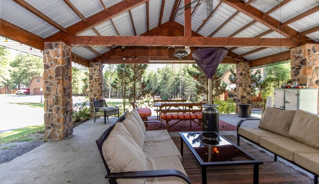 CREEKSIDE CABIN @ THE BEAR'S DEN 5 beds & 3 baths, 30 acres, trout stream & pond