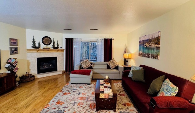 Creekside Cabin-Serene, Stylish & Clean. Family-Friendly. 5 mins to Diamond Peak