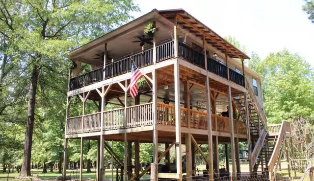 Creekside Cabin w/Boat Ramp, Fire Pits & Outdoor Theater – Sleeps 6