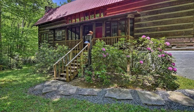 Creekside cabin w/hot tub, fireplace & trail