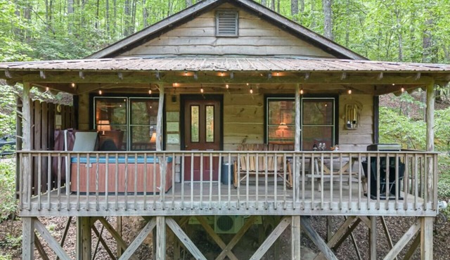 Creekside Cabin w/Hot Tub/Near Wineries/Sleeps 4