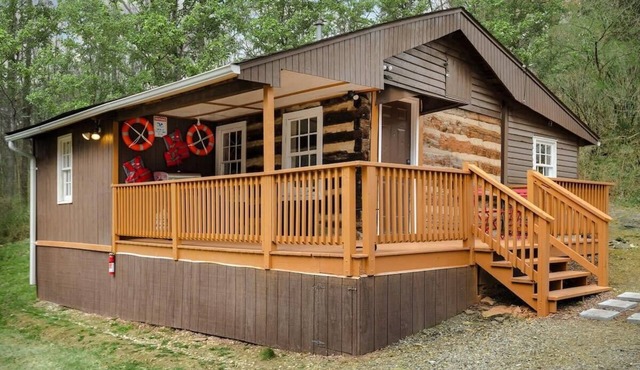 Creekside Cabin w Hot Tub, Fire Pit, Deck & Grill!