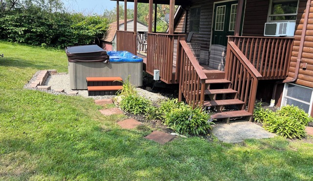 Creekside Cabin - Watkins Glen, Corning, Finger Lakes with Hot Tub