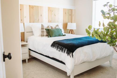 Creekside Cabin-Willow stay with views & near Lava