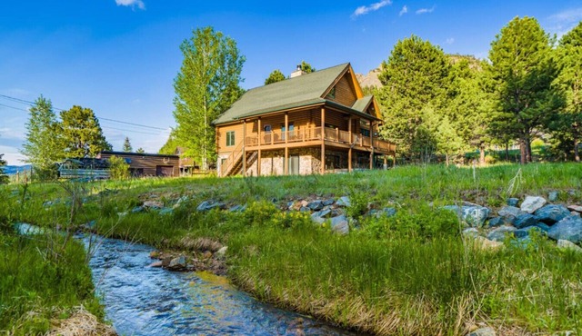 Creekside cabin with hot tub, views, fireplace
