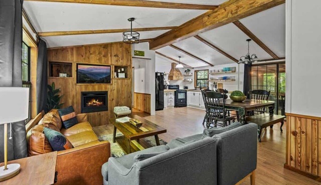 Creekside Cabin Yard, Fire Pit & Hot Tub