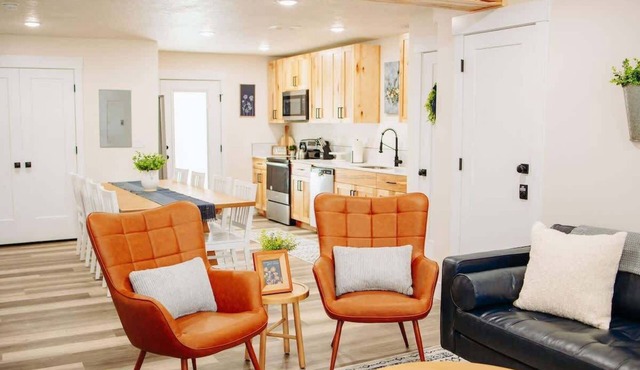 Creekside Cabins- Birch, stylish stay w views