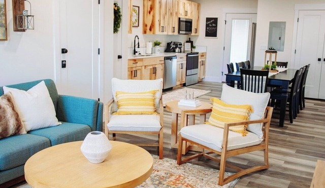 Creekside Cabins Hickory, Stay w views, near Lava