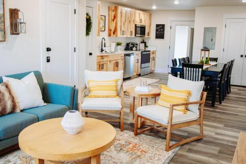 Creekside Cabins Hickory Stay w views near Lava