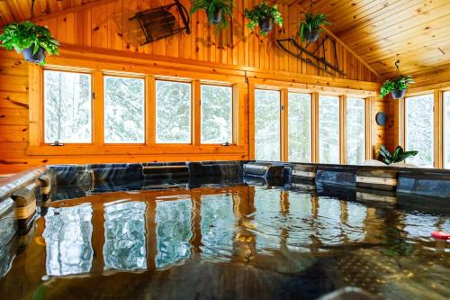 Creekside Chalet - Huge Indoor Spa