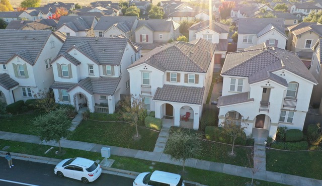 Creekside Chateau- CLOSE TO AIRPORT/DOWNTOWN/SHOPS