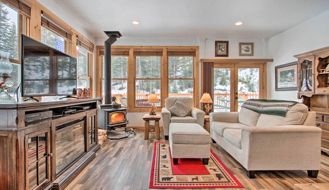 Creekside Clancy Cabin in Helena Natl Forest!