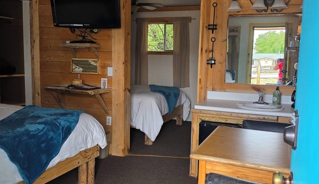 Creekside Comfort: King & Queen Beds, Kitchenette at the Cedaredge Lodge