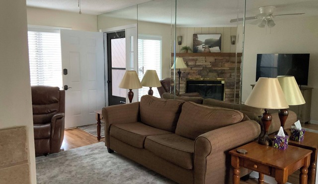 CREEKSIDE COMFORT- FIRST FLOOR CONDO WALKING DISTANCE TO BLOWING ROCK! SLEEPS 6