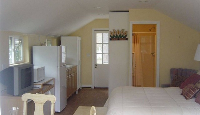 Creekside cottage, beautiful counrty cottage (sleeps 2)