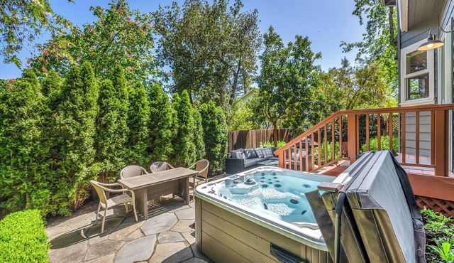 Creekside Cottage ~ Gorgeous cottage just 3 blocks from the Historic Sonoma Plaz