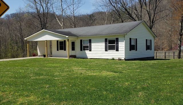 Creekside cottage home near Red River Gorge and Natural Bridge State Park