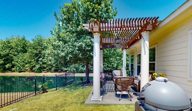 Creekside Cottage | House in Conroe