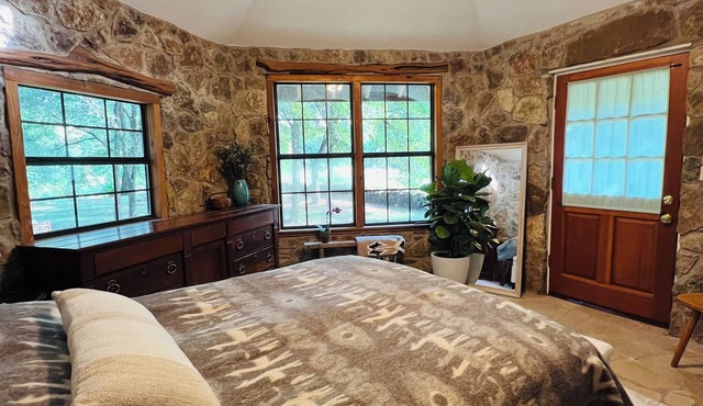 Creekside Cottage in the City, 1 BR, addt’l sleeper sofa, AC & all amenities