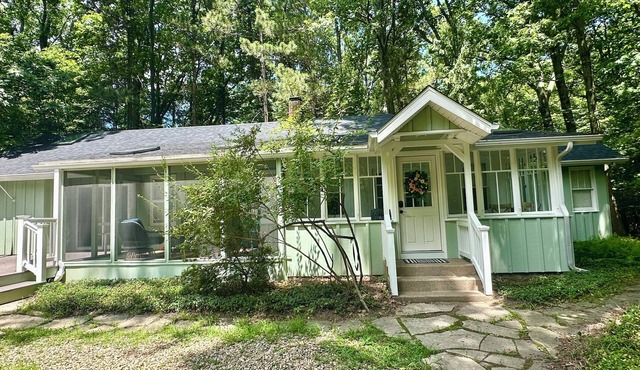 Creekside Cottage in scenic Harbert, MI