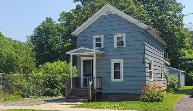 Creekside Cottage in Village of Moravia
