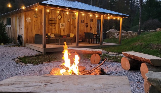 Creekside Cottage –Pool Table, Firepit & Pet-Friendly in the Nantahala Mountains