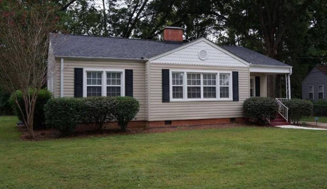 Creekside Cottage - Remodeled Mid-20th Century home in downtown Sylacauga area!