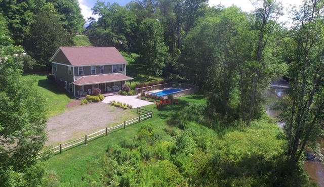 Creekside Cottage - Sleeps 10 - Heated Pool!