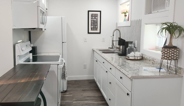 Creekside Cottage. Weekly/Monthly Discounts. Wifi. Private. Great deck!