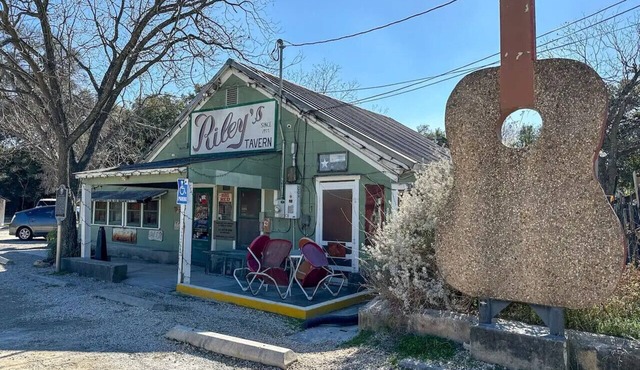 Creekside Cottage at Famous Riley`s Tavern