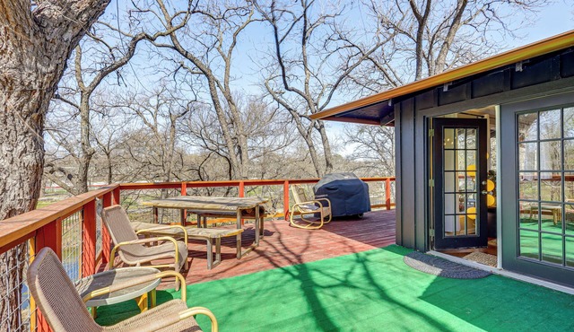 Creekside Cottage w/Deck & Hot Tub in Belton