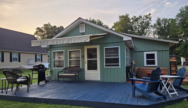 Creekside Cottage w/Lake access, Dock, Hot tub, Canoe/Kayaks