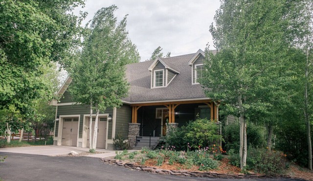 "Creekside Cottage" w/Rustic Cabin (Sleeps 25)