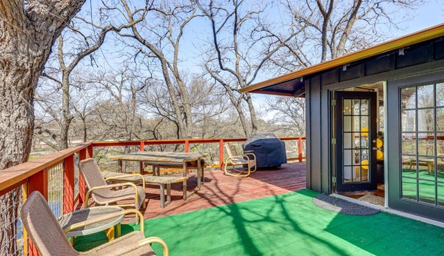 Creekside Cottage with Deck and Hot Tub in Belton