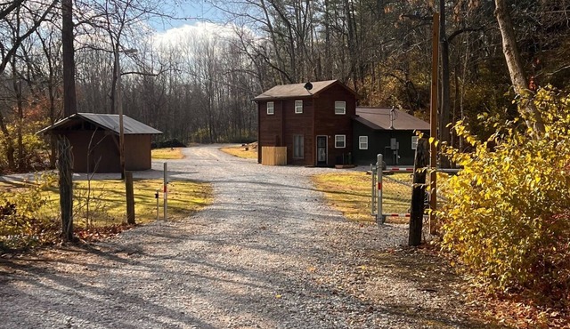Creekside cottage with hot tub and fishing