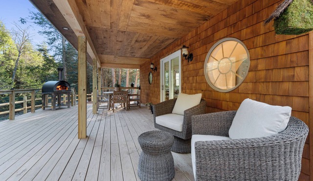 Creekside Couple's Retreat w Hot Tub, Sauna and Game Room, 2 minutes from lake