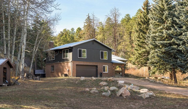 Creekside - Cozy Retreat - Hot Tub - Outdoor Sauna
