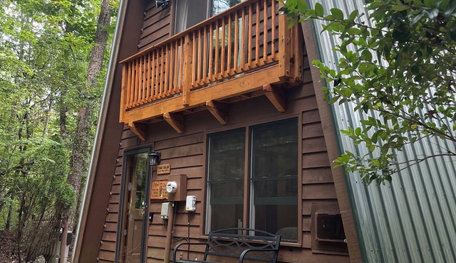 Creekside Crow's Nest - Cozy Getaway Near Wineries