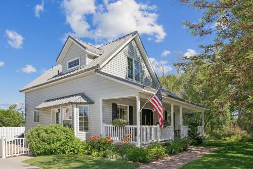Creekside cutie 3br 2.5ba near skiing sleeps 8