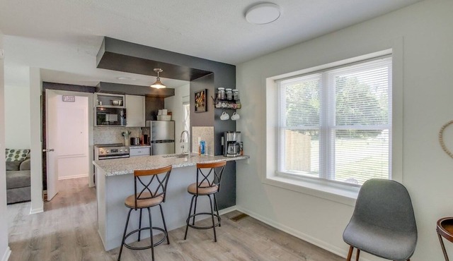 Creekside East: Private Hot Tub, Quiet Retreat