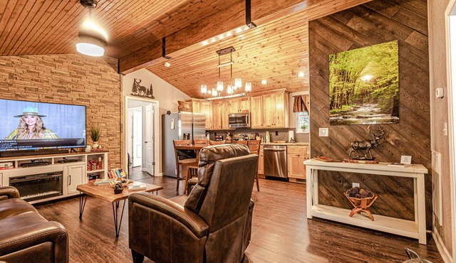 "CREEKSIDE ESCAPE" CABIN ON ROARING CREEK, HOT TUB, 2/2, BRYSON CITY