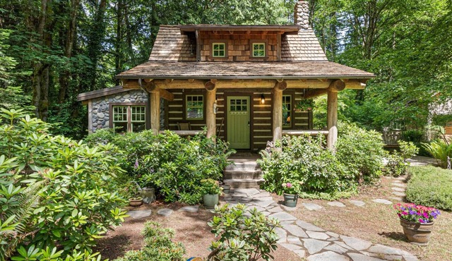 Creekside Fairytale Cabin Near Ferries to Seattle