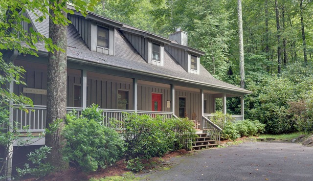 Creekside Family Retreat by Waterfalls & Hiking!