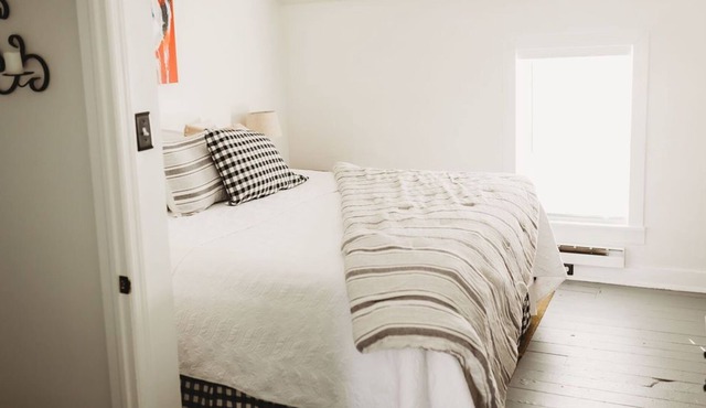 Creekside Farm Cottage HotTub, FirePit, Grill, Ask aboit Pool