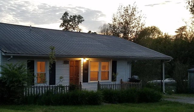 Creekside Farm House, 4 Brms, 2 Ba, screened porch, 3.5 miles to Cummins Falls
