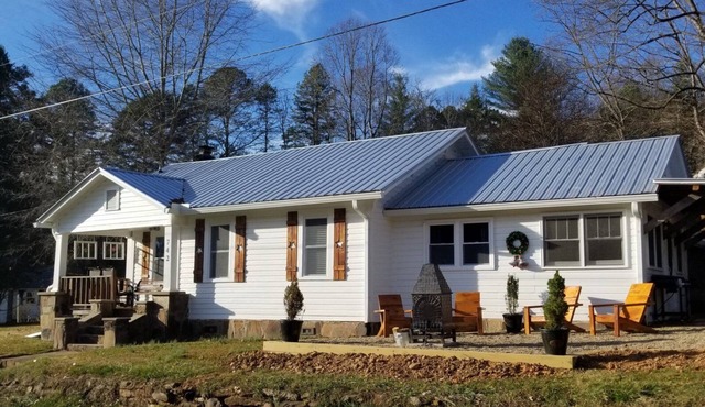 Creekside Farmhouse Cottage in the Mountains