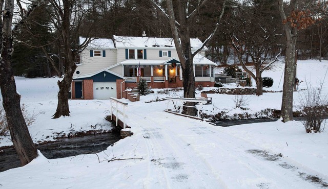 Creekside Farmhouse / Hot Tub
